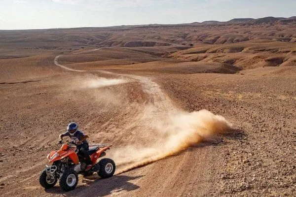 Quad dans le désert de pierre d'Agafay, montagnes de l'Atlas en toile de fond